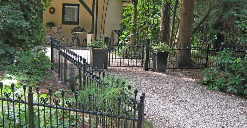 laag sierhekwerk tuinpoortje